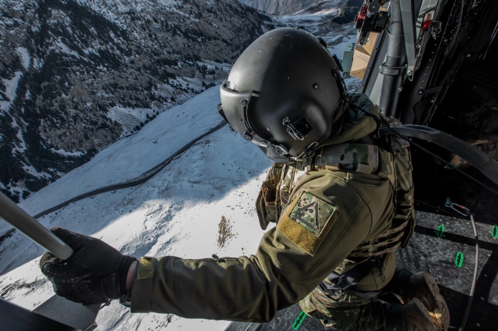 Cabin crew are a fundamental part of the crew. They put their sights where the pilots cannot see.
Crew member of an NH-90 of the Spanish Army Aviation