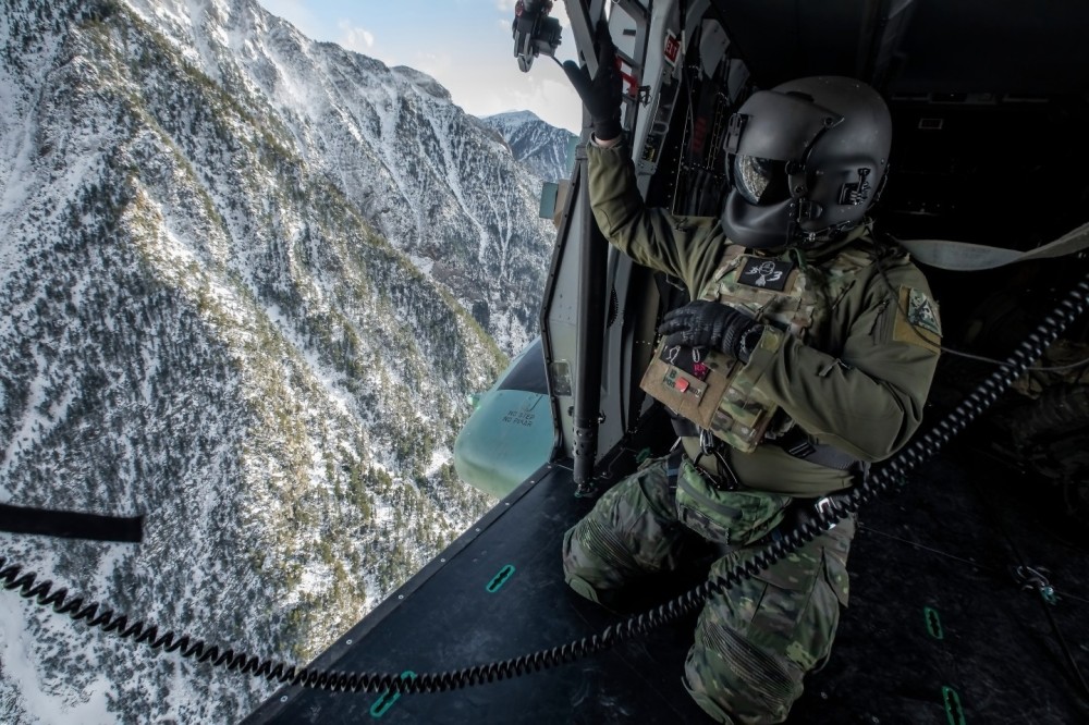 Cabin crew are a fundamental part of the crew. They put their sights where the pilots cannot see.
Crew member of an NH-90 of the Spanish Army Aviation