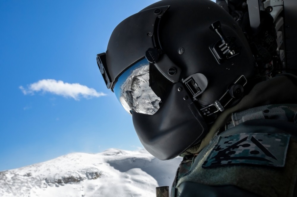 Cabin crew are a fundamental part of the crew. They put their sights where the pilots cannot see.
Crew member of an NH-90 of the Spanish Army Aviation