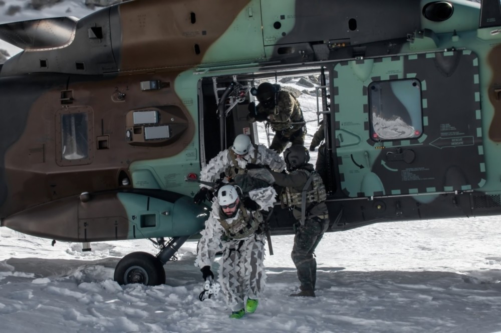 The mobility of the alpine troops of the Spanish Army is fast and effective when working closely with the helicopters of the Spanish Army Aviation. Landing at 8500 feet from an NH-90 "Sarrio"