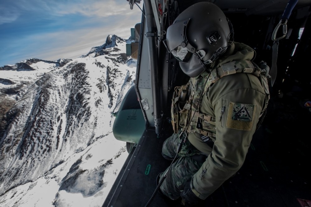 Cabin crew are a fundamental part of the crew. They put their sights where the pilots cannot see. Crew member of an NH-90 of the Spanish Army Aviation