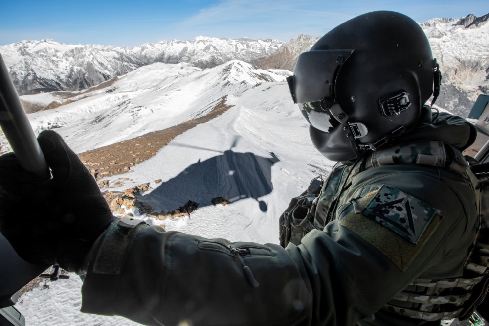 Cabin crew are a fundamental part of the crew. They put their sights where the pilots cannot see. Crew member of an NH-90 of the Spanish Army Aviation