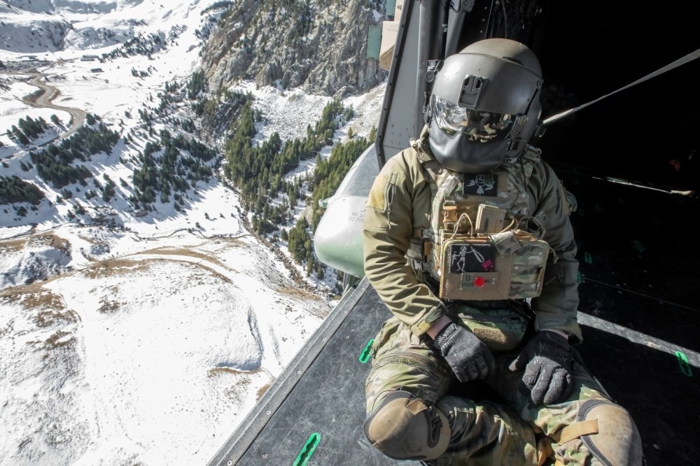 Cabin crew are a fundamental part of the crew. They put their sights where the pilots cannot see. Crew member of an NH-90 of the Spanish Army Aviation