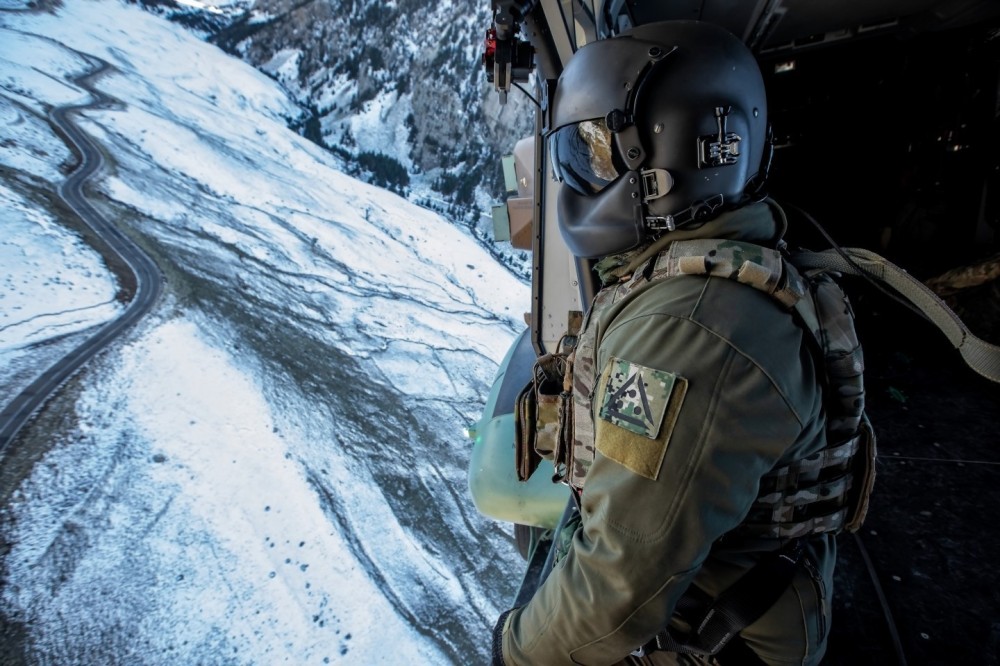 Cabin crew are a fundamental part of the crew. They put their sights where the pilots cannot see. Crew member of an NH-90 of the Spanish Army Aviation