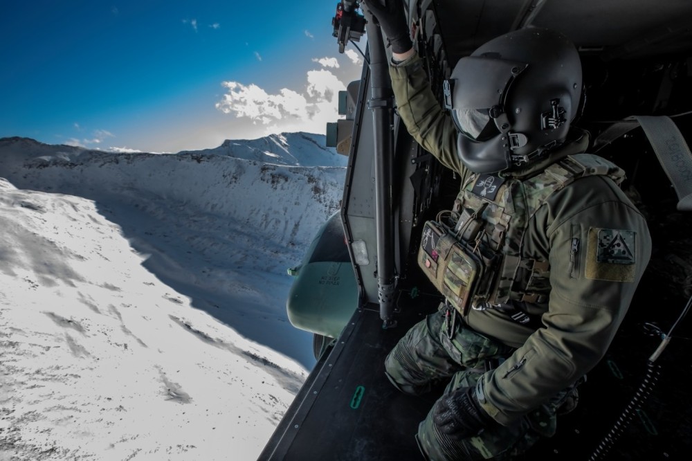 Cabin crew are a fundamental part of the crew. They put their sights where the pilots cannot see. Crew member of an NH-90 of the Spanish Army Aviation