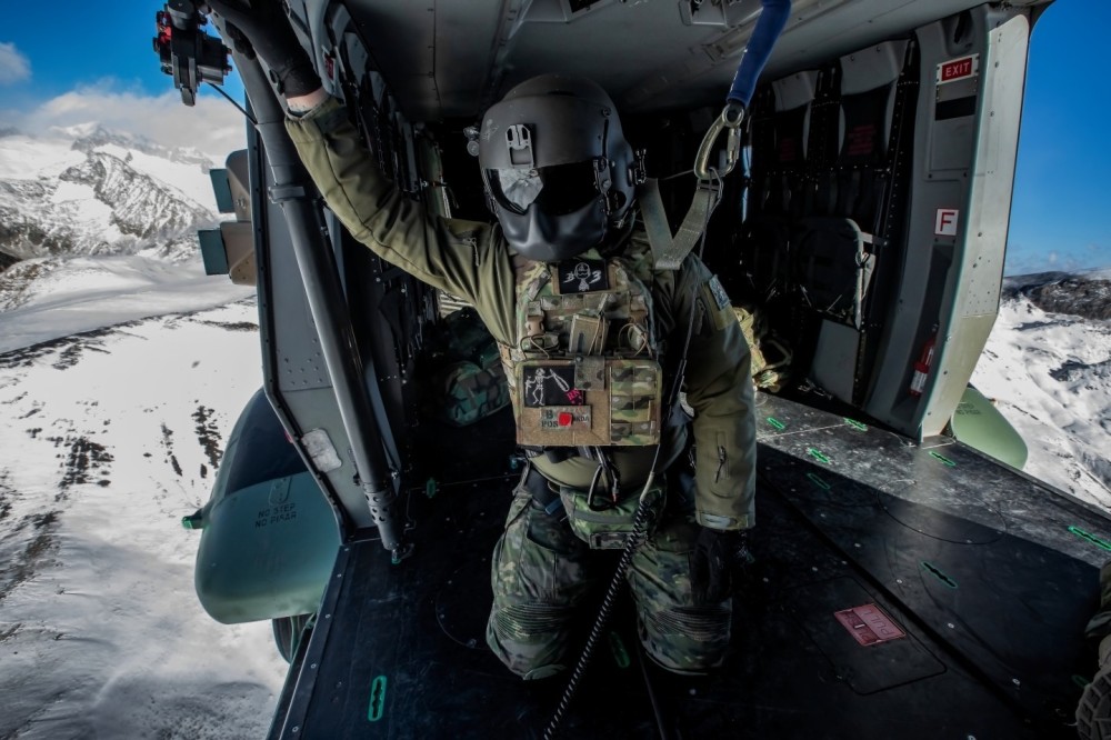 Cabin crew are a fundamental part of the crew. They put their sights where the pilots cannot see. Crew member of an NH-90 of the Spanish Army Aviation