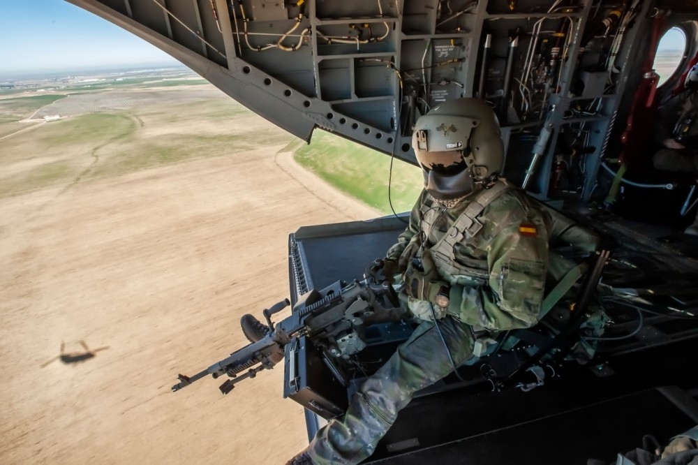 A fundamental part of the Chinook crew is the ramp shooter. 
Photograph taken during a shooting exercise aboard a CH-47 Foxtrot of the Spanish Army Aviation