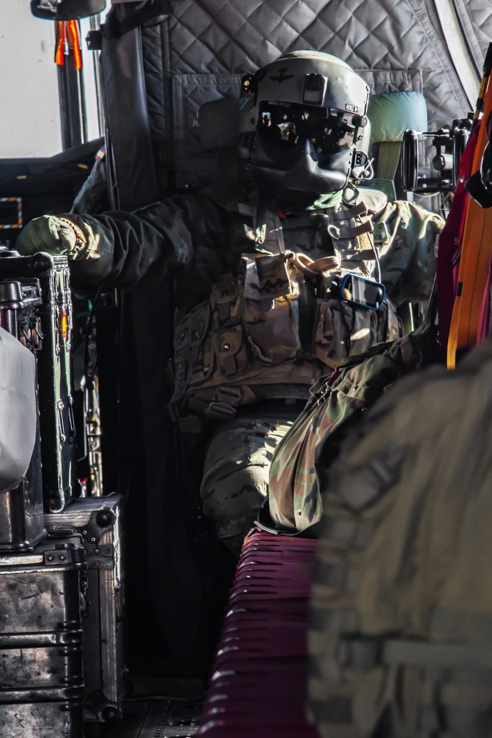 A fundamental part of the Chinook crew is the door gunner. Photograph taken during a shooting exercise aboard a CH-47 Foxtrot of the Spanish Army Aviation