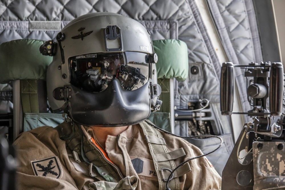 A fundamental part of the Chinook crew is the door gunner. Photograph taken during a shooting exercise aboard a CH-47 Foxtrot of the Spanish Army Aviation