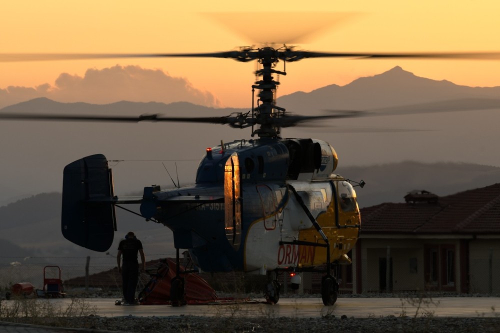 I had the opportunity to take a wonderful photo with the beauty of the sunset as the Kamov Ka-32 helicopter and its team, which managed to intervene in the fire that broke out during the day and bring the fire under control, landed. After a tiring day, the helicopter took a rest