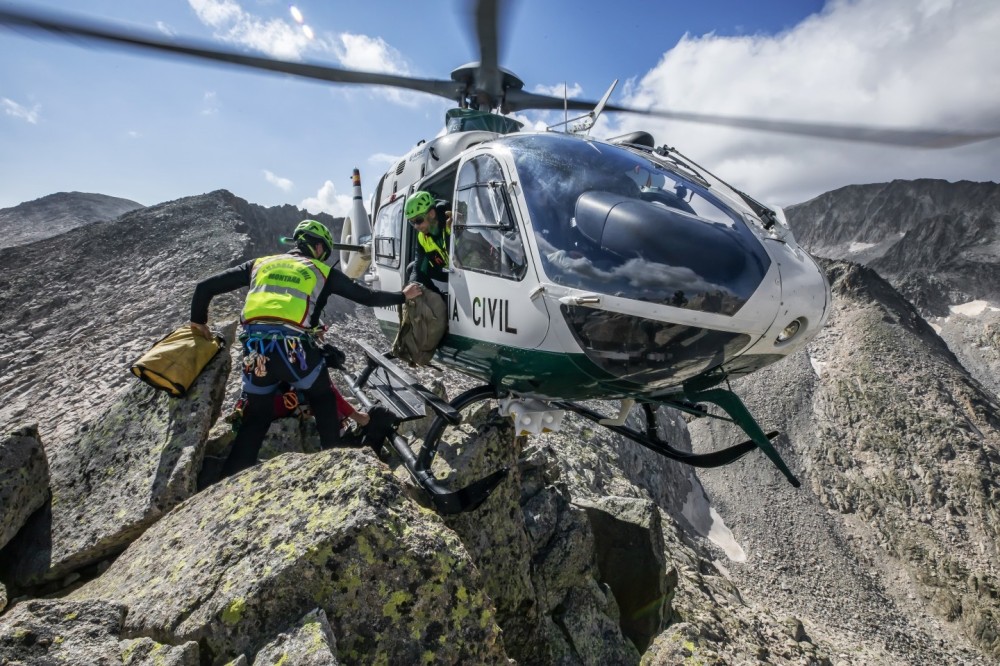 The Air Service (SAER) and the Special Mountain Intervention Rescue Groups (GREIM) of the Spanish Guardia Civil have the responsibility of carrying out mountain and high mountain rescues in a large part of the Spanish Pyrenees.