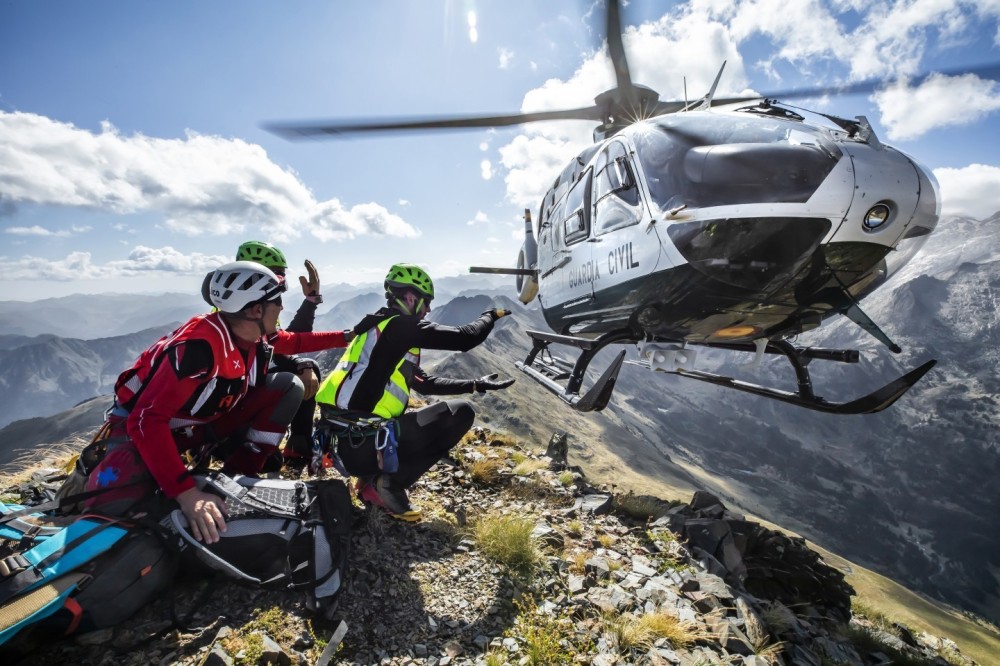 The Air Service (SAER) and the Special Mountain Intervention Rescue Groups (GREIM) of the Spanish Civil Guard have the responsibility of carrying out mountain and high mountain rescues in a large part of the Spanish Pyrenees.