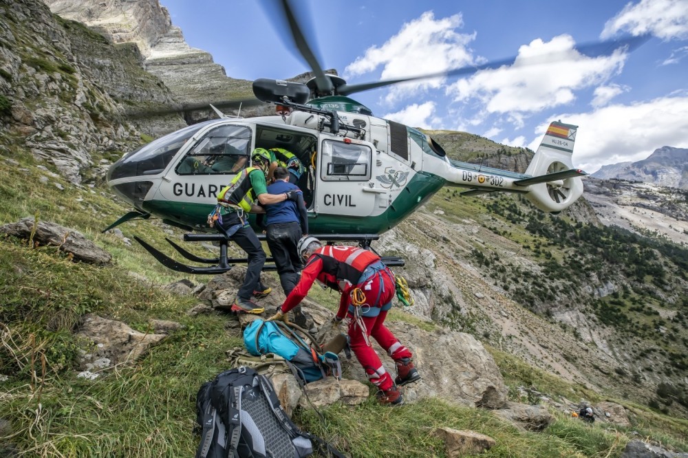 Photograph taken at the time of the evacuation of an injured person in the Spanish Pyrenees. The Air Service (SAER) and the Special Mountain Intervention Rescue Groups (GREIM) of the Spanish Guardia Civil , accompanied by a mountain specialist doctor, are responsible for carrying out mountain and high mountain rescue missions in a large part of the Spanish Pyrenees