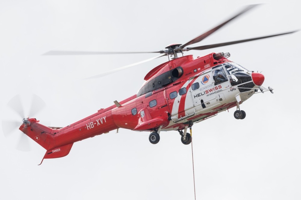 Dismantling a high-voltage power line (220kV) with a Super Puma of Heliswiss in Switzerland near Bramois (Valais). "AS 332 Super Puma C1", HB-XVY, 03.04.2024.