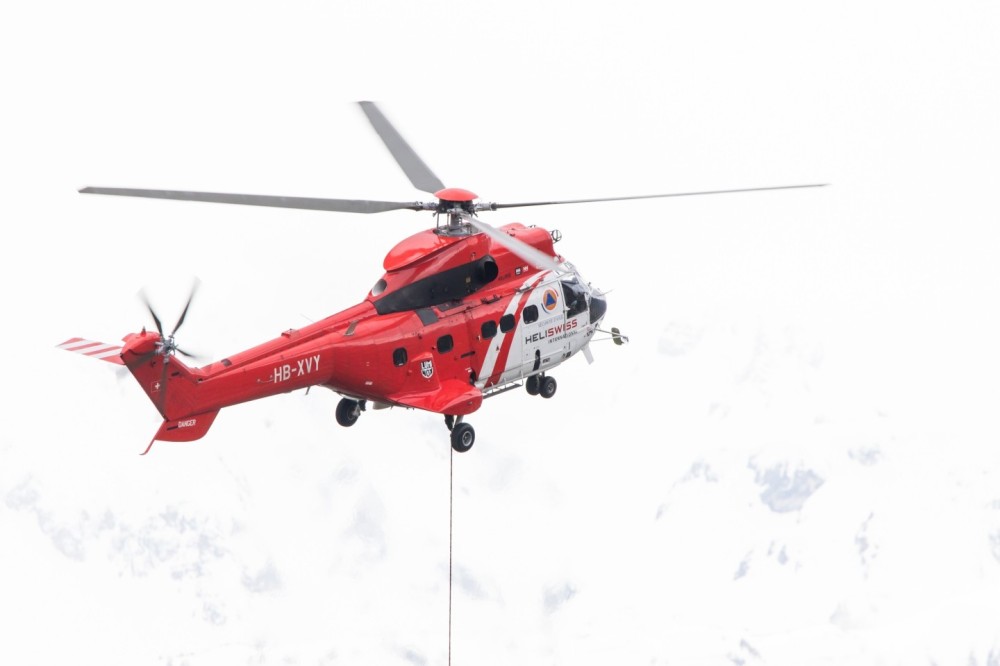 Dismantling a high-voltage power line (220kV) with a Super Puma of Heliswiss in Switzerland near Bramois (Valais). "AS 332 Super Puma C1", HB-XVY, 03.04.2024.