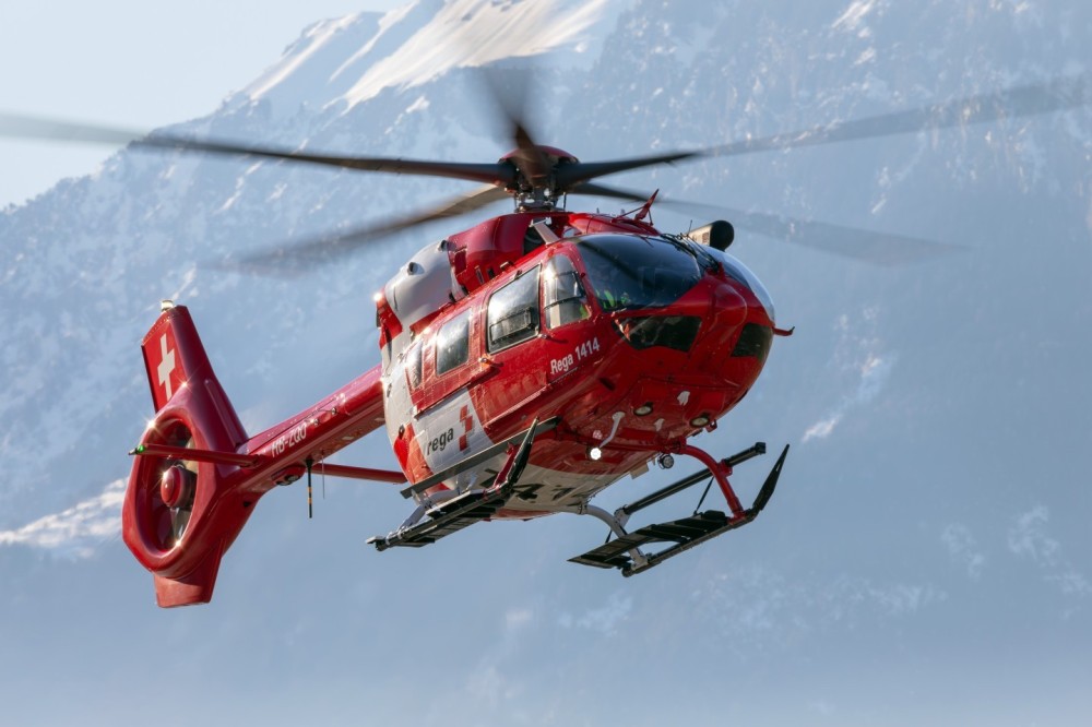 A REGA H145 helicopter returning from a rescue flight in Sion (Valais, Switzerland).
HB-ZQO, MBB-BK117 D-3 (H145), Schweiz.Luft-Ambulanz AG (REGA), s/n 21103, built in 2022. Sion airport, Switzerland, 27.12.2024.