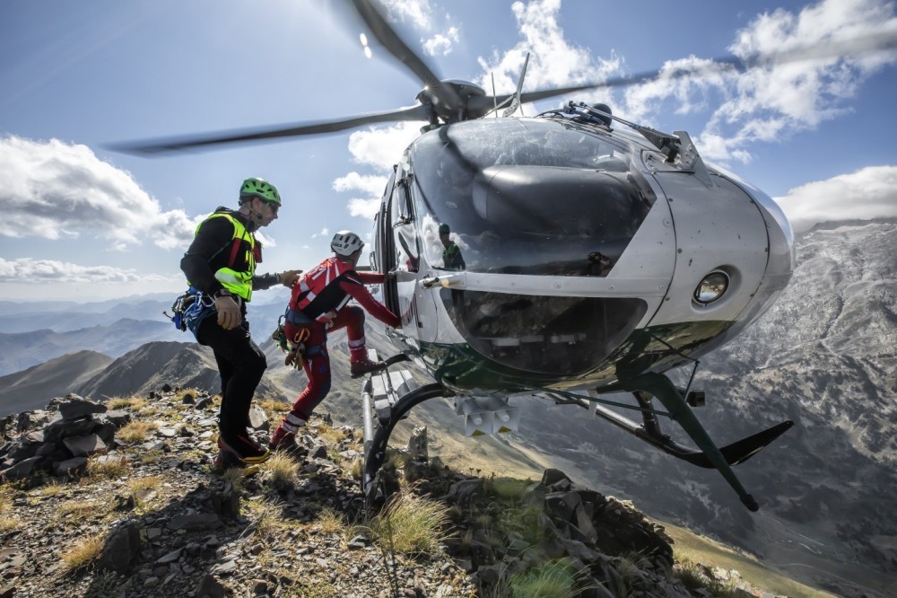 The Air Service (SAER) and the Special Mountain Intervention Rescue Groups (GREIM) of the Spanish Civil Guard have the responsibility of carrying out mountain and high mountain rescues in a large part of the Spanish Pyrenees.