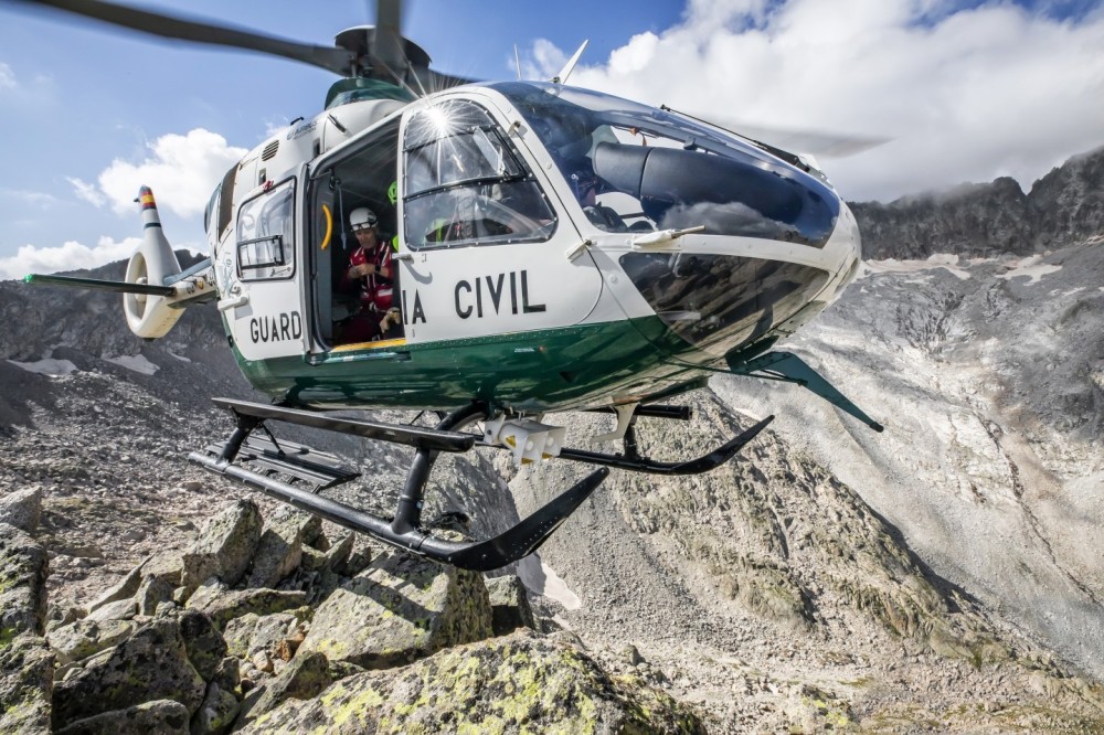 The Air Service (SAER) and the Special Mountain Intervention Rescue Groups (GREIM) of the Spanish Civil Guard have the responsibility of carrying out mountain and high mountain rescues in a large part of the Spanish Pyrenees.