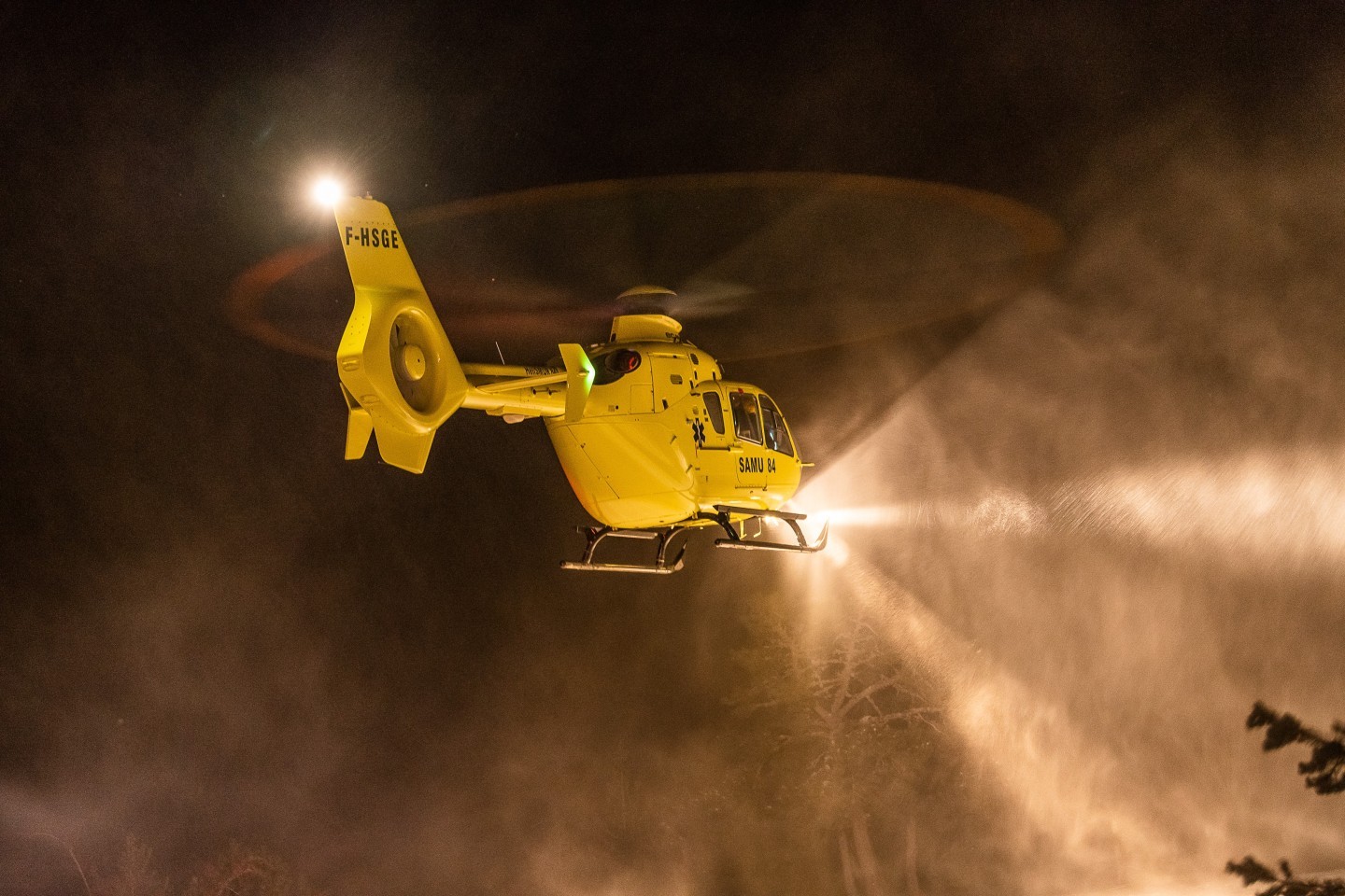 Unexpected encounter with the EC135 HéliSMUR 84, in rescue on the north face of Mont Ventoux, after an icy sunset at the summit. Taking off from the narrow road climbing to the summit, the helicopter raises a cloud of snow, lit by its own headlights. A particular detail occurred to me after the shooting: we can clearly see the glowing light of the combustion chamber behind the turbines.