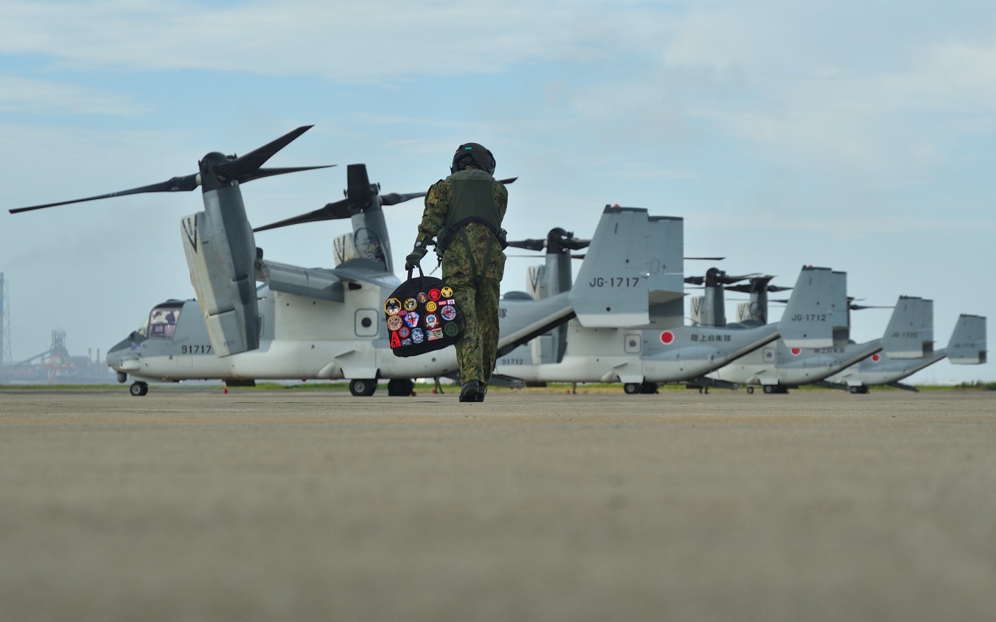 In the morning, a flight crew of JGSDF 108 AVN is walking to osprey flight line prior to flight demonstration.<br />
These are JGSDF V-22s at airshow of Camp Kisarazu.