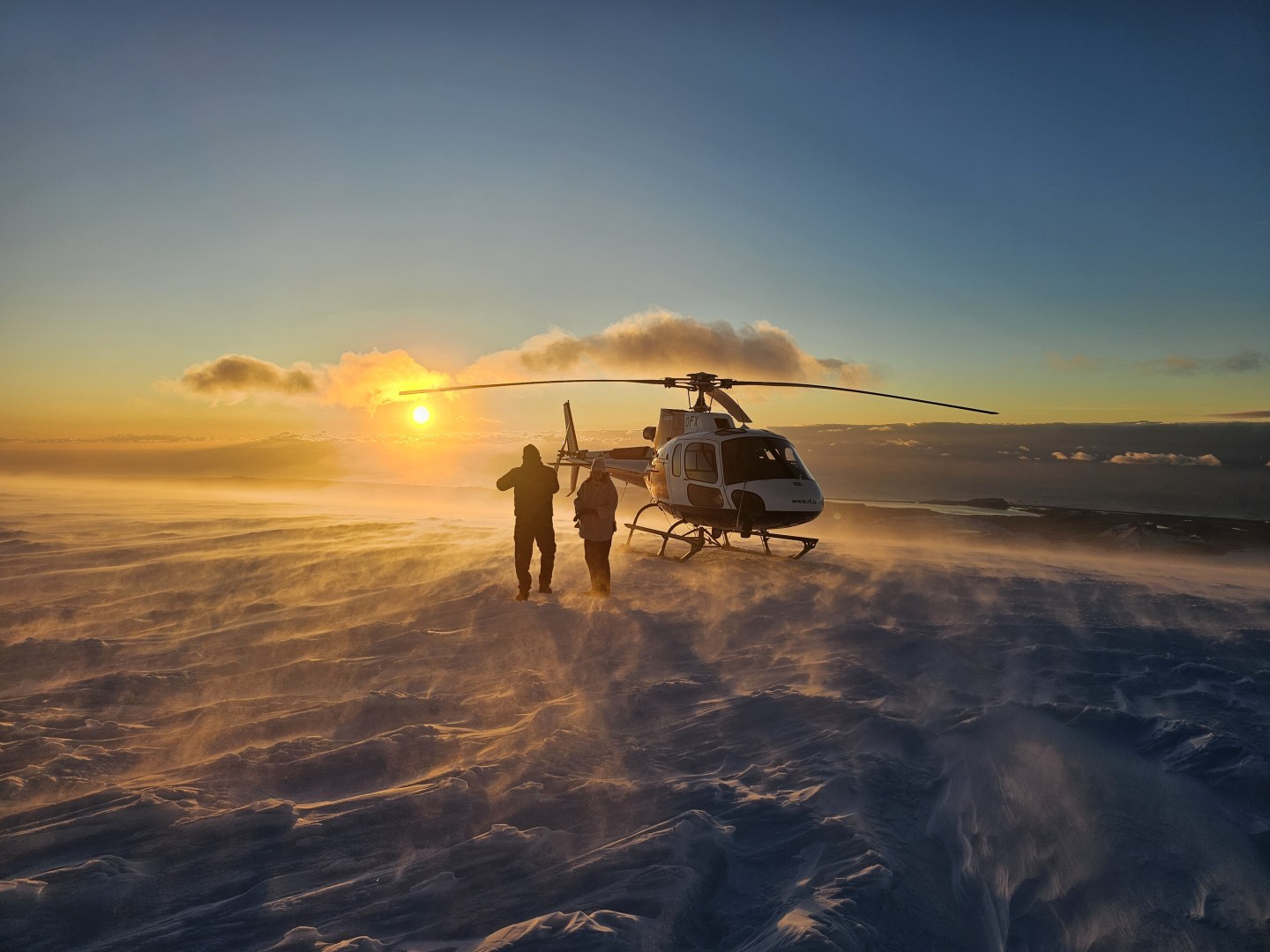 25 knots wind on Mýrdals glacier Iceland, doing a sightseeing tour, great tour in beautiful light. Mínus 10°C celsius, but the customers loved it. Pilot Gísli Gíslason #mylifeasahelicopterpilot