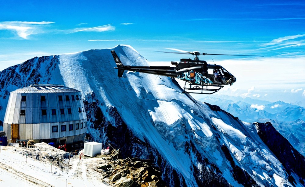 I captured this magnificent H125 from the Savoie Hélicoptères company in the Mont-Blanc massif at 12,500 ft during an approach to drop off technicians at the Goûter refuge. I am a helper for the company so I took advantage of having my camera to capture this exceptional moment