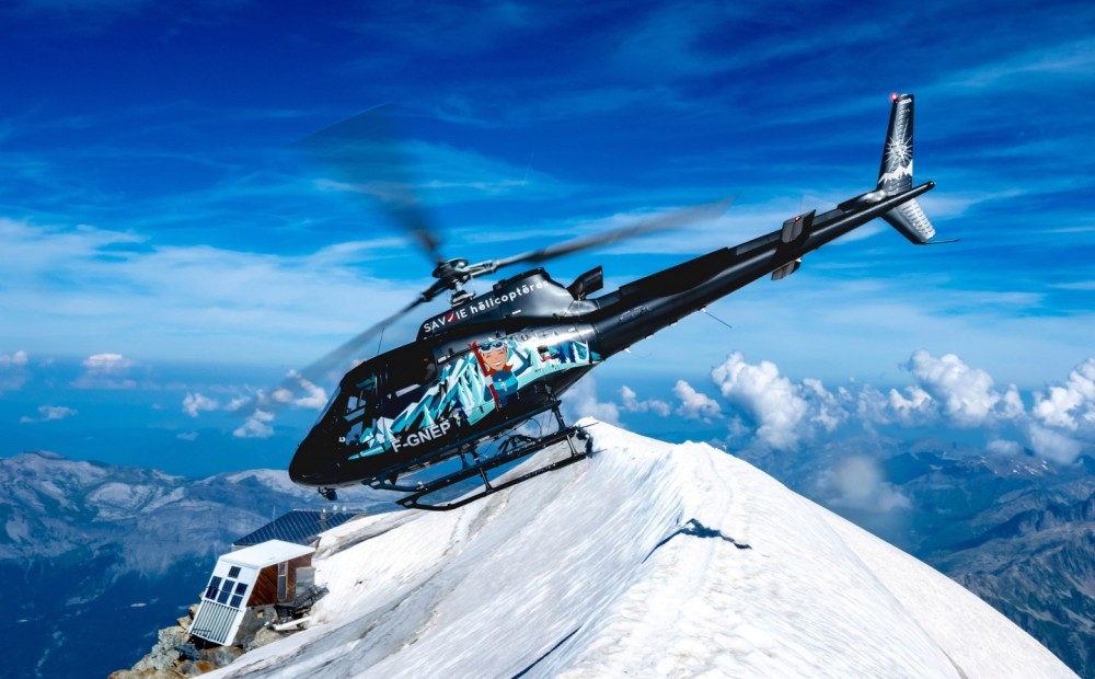 I captured this magnificent H125 from the Savoie Hélicoptères company in the Mont-Blanc massif at 12,500 ft after dropping off technicians on a stop. I am a helper for the company so I took advantage of having my camera to capture this exceptional moment