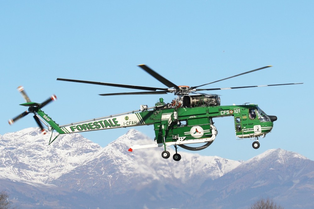 S-64F I-CFAH “Orso Bruno” taking off from Biella-Cerrione airport for a new firefighting mission in the beautiful winter scenery of the Italian Alps; the helicopter is operated by European Air Crane