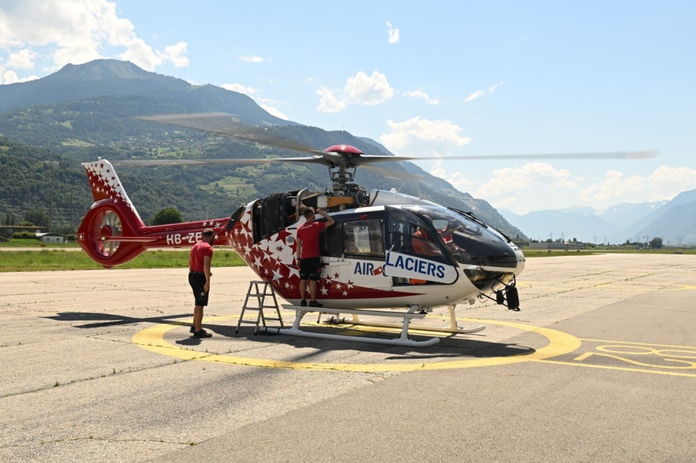 ...without maintenance personnel nothing could fly! There is talk around the HB-ZEF H135 T3 from Air-Glaciers just before its first test with its new colors on July 15, 2024 in Sion (VS) Switzerland