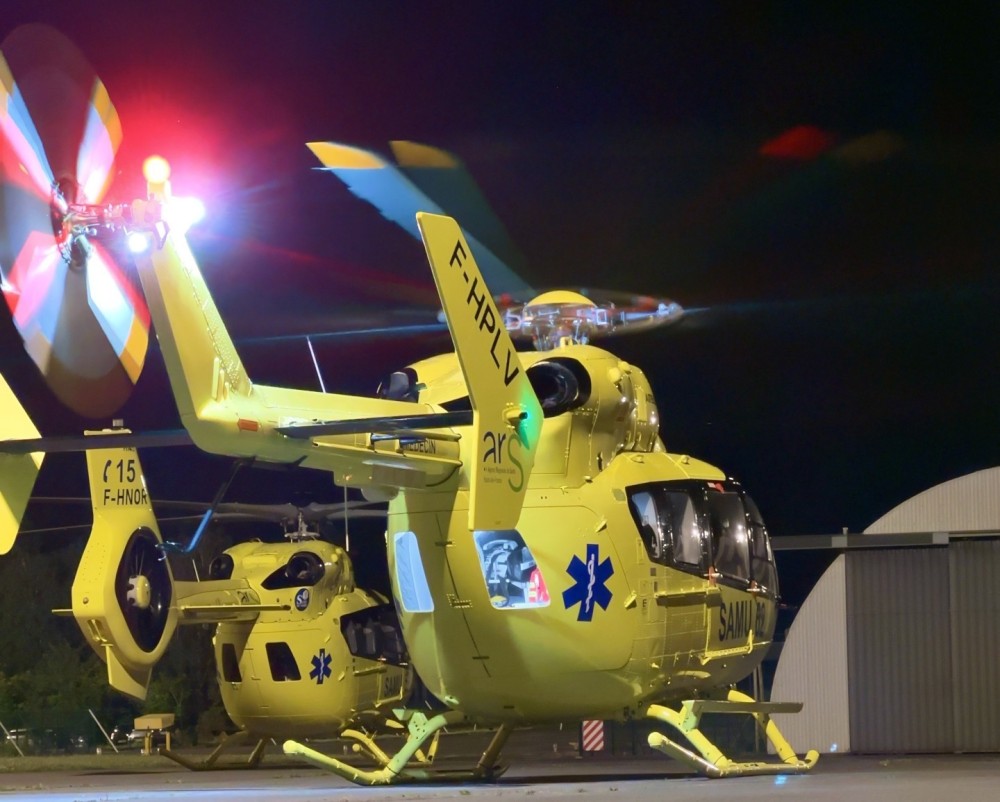 All night long for Helismur 62 and 59. This picture was taken just before take off for the next rescue mission in the north of France.
Theses two helicopters are located in Arras and Lille.