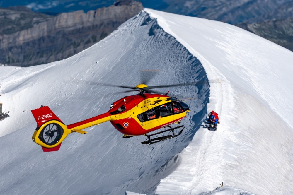 I was working with another helicopter when this H145 from Civil Security Search and Rescue in the French Alps took off from Chamonix. I was at 3800 meters and it was around -15°, it was quite exceptional to be able to witness this.