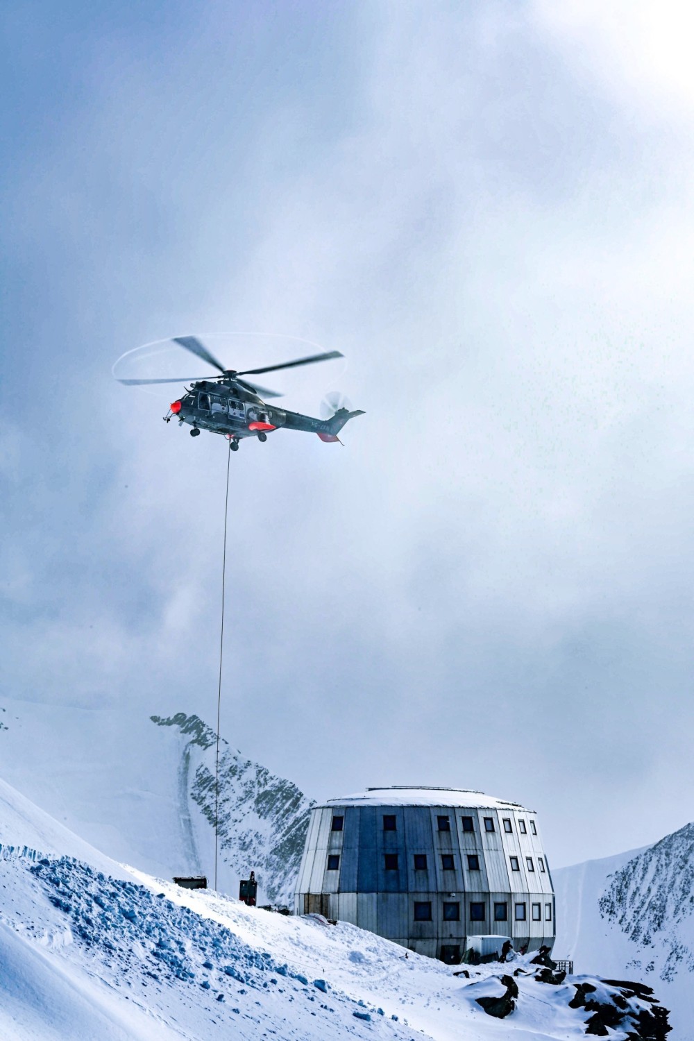 I was working with another helicopter for lifting and we needed an H215 to lift larger loads than an H125. I was at 3800 meters and it was around -15°, it was quite exceptional to be able to witness this.