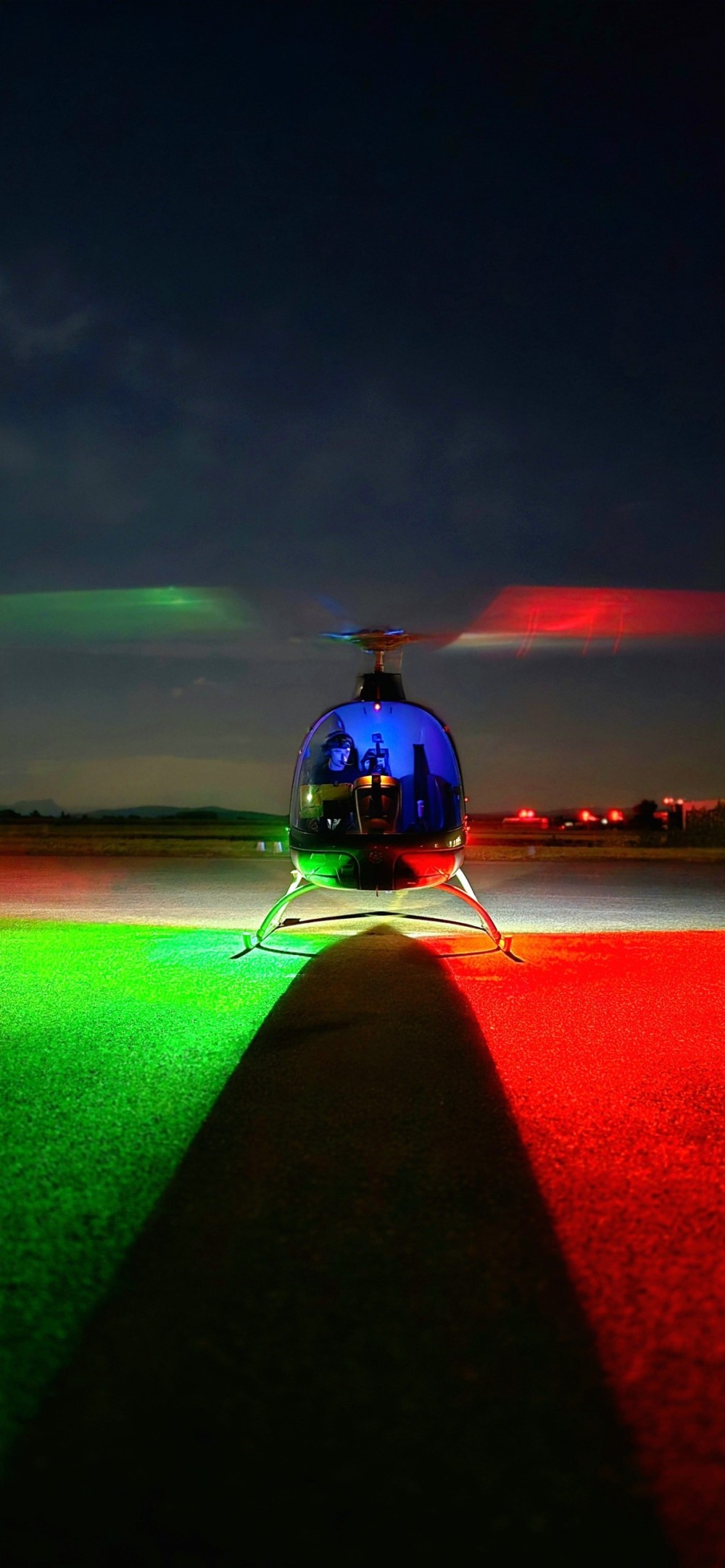 Formation CPL H de Mael Salaun.
Navigation : Haute-Savoie - Grenoble - Lyon - Valence
Photo prise à Valence aeroport à 23h00
Helicoptere - Guimbal Cabri G2.